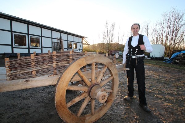 Zimmer- und Tischlermeister Andreas Begemann zeigt vor seiner Werkstatt einen von ihm gebauten Ochsenkarren nach mittelalterlichem Vorbild. - © Jens Rademacher