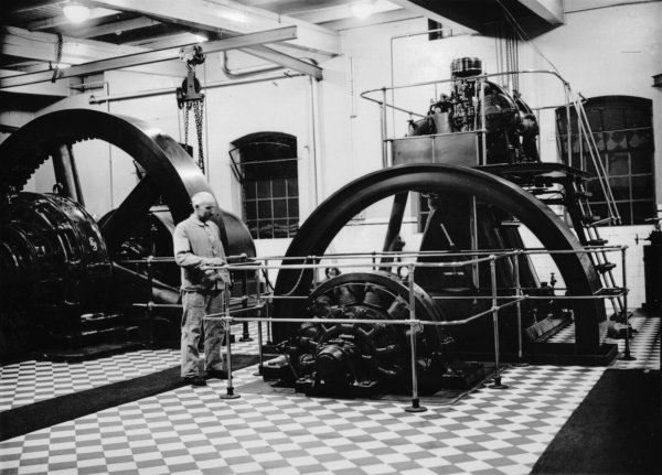 Stromerzeugung im Oerlinghauser Elektrizitätswerk in den 1920er Jahren. Geschäftsführer war damals noch Joe Meyer, der Bruder von Max Meyer. Repro: Horst Biere / Quelle: Stadtwerke - © Repro: Horst Biere / Quelle: Stadtwerke