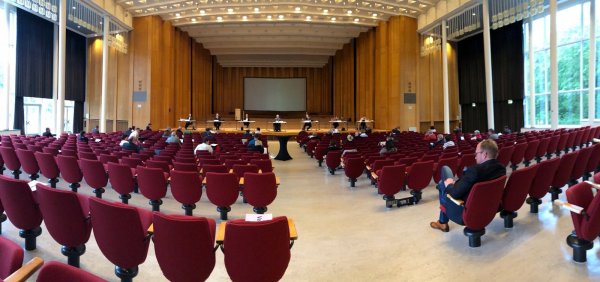 Der alte Salzufler Rat tagt unter Corona-Bedingungen in der Konzerthalle im Kurpark. - © Thomas Reineke