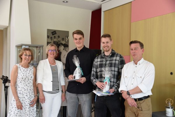 Stahlende Gesichter bei der Verabschiedung am FFB: Bildungsleiterin Monika Müller, Schulleiterin Brigitte Hoop, die Bestprüflinge Kai Wiebesiek und Thorsten Büker sowie Klassenlehrer Markus Heymann (von links). - © Felix-Fechenbach-Berufskolleg