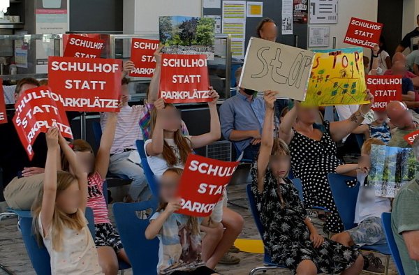 Erwachsene und Kinder hatten im August gegen die Verkleinerung des Schulhofes in Lipperreihe zugunsten von Parkplätzen für die geplante Servicewohnanlage protestiert. - © Gunter Held