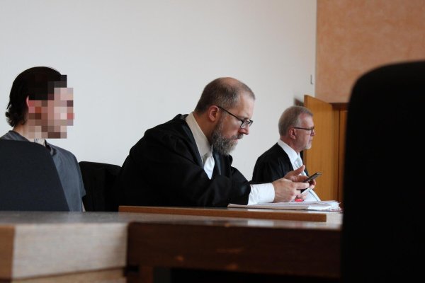 Der jüngere Angeklagte (18, links) nimmt nach einer Unterbrechung wieder an der Seite seines Verteidigers Hendrik Schnelle aus Detmold Platz. Verteidiger Johannes Salmen aus Lage (rechts) wartet, dass die Wachtmeister seinen Mandanten (19) in den Saal führen. - © Janet König