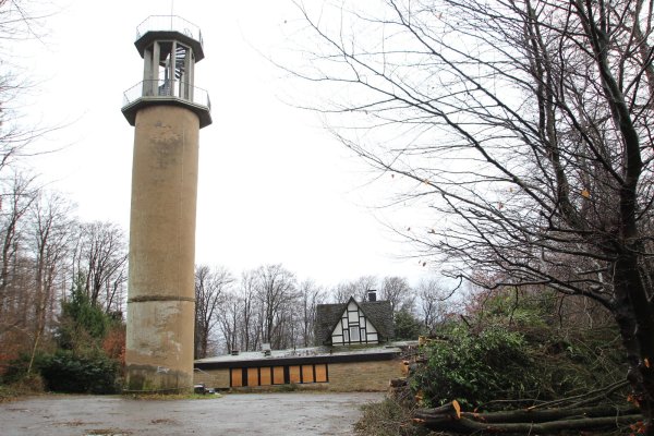 Das Schicksal der Waldgaststätte ist ungewiss. Der benachbarte Aussichtsturm aber bleibt aber auf alle Fälle erhalten. - © Jens Rademacher
