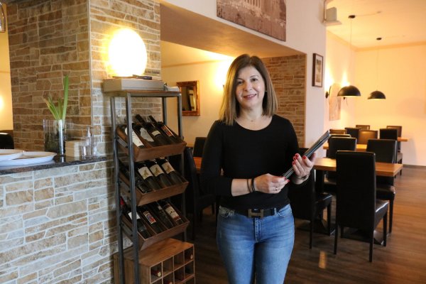 Matoula Katsarou steht im griechischen Restaurant "Mythos" ihrer Familie. - © Alexandra Schaller