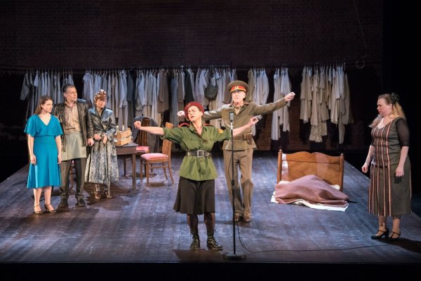 "Ein Kapitel für sich": Das Altonaer Theater Hamburg gastiert mit dem dritten Teil von Walter Kempowskis Romanzyklus "Deutsche Chronik" in Bad Salzuflen. - © G2 Baraniak
