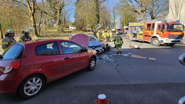 Zwei Kleinwagen sind am Mittwoch kurz nach 14 Uhr in Höhe der Stapelager Kirche ineinander gefahren. - © Astrid Sewing