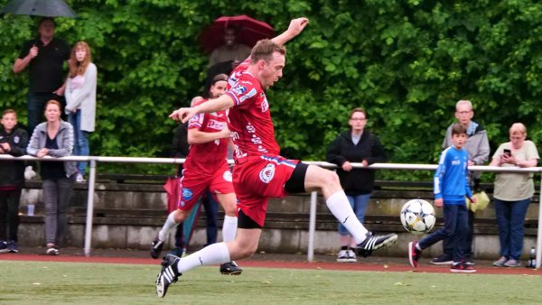 Bobby Schagen, Kapitän der holländischen Handball-Nationalmannschaft, kann den Ball auch mit dem Fuß perfekt behandeln. - © Jörg Hagemann