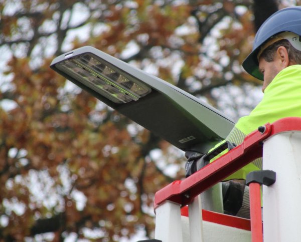 Es wird gebaut: in den Barntruper Ortsteilen Selbeck und Sommersell wird derzeit die Straßenbeleuchtung auf LED-Lampen umgerüstet. - © Sylvia Frevert(LZ)