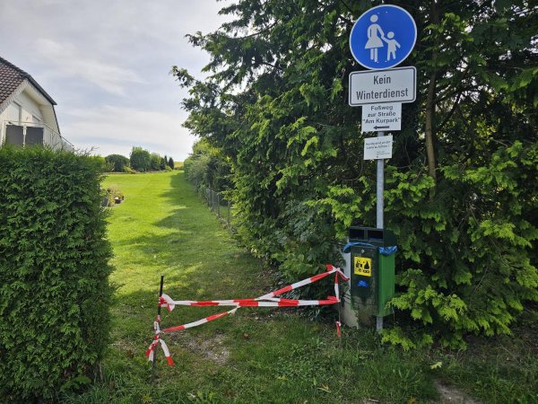 Die Stadt hat das Hinweisschild aufgestellt - demnach wäre der Weg frei. - © Astrid Sewing