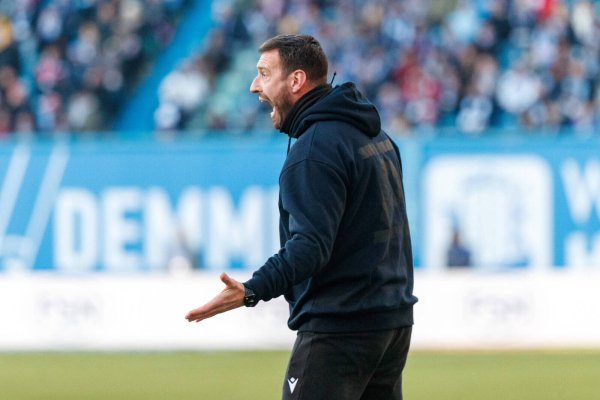 Während des Spiels ein Mikrofon zu tragen, kann sich Arminia-Trainer Mitch Kniat derzeit nur schwer vorstellen. - © IMAGO/Andy Bünning
