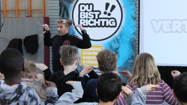 Es geht ihm um den Zusammenhalt der Kinder: KiKa-Moderator und Musiker Tom Lehel wurde vom Verein "OWL zeigt Herz" an die Grundschule Kampstraße eingeladen. - © Annika Langhagel