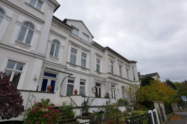 Das Haus Gartenstraße 6 (mit der blau verglasten Tür) ist Teil einer einheitlich konzipierten Baugruppe. In ihm befand sich von 1939 bis 1942 die private jüdisches Volksschule Detmold, weil Schüler jüdischen Glaubens nach einem Erlass der damaligen Landesregierung Lippe reguläre Schulen nicht mehr besuchen durften. Später beherbergte das Haus ein jüdisches Altersheim. Eine im Bürgersteig verlegte "Stolperschwelle" darüber aufklären. - © Jost Wolf