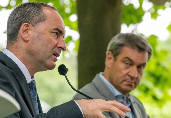Markus Söder (CSU, r), Ministerpräsident von Bayern, lässt Hubert Aiwanger (Freie Wähler) trotz Flugblatt im Amt. - © Stefan Puchner