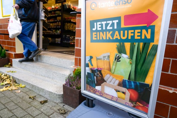 Ein Aufsteller mit der Aufschrift "Jetzt einkaufen" steht vor dem Tante-Enso-Laden in Wörlitz. Vollautomatisierte Lebensmittelgeschäfte ohne Personal dürfen in Sachsen-Anhalt unter bestimmten Bedingungen auch an Sonn- und Feiertagen öffnen. +++ dpa-Bildfunk +++ - © picture alliance/dpa