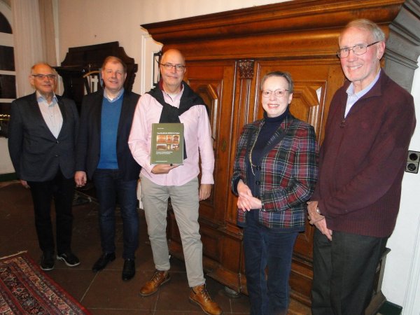 Buchautor Dr. Thomas Dann stellte auf dem Hof Nacke sein sozialgeschichtlich akzentuiertes Werk über lippische Möbel vor. Von links: Willi R. Schirrmacher und Dr. Stefan Wiesekopsieker (Lippischer Heimatbund), Dr. Thomas Dann, Marianne Thomann-Stahl (NRW-Stiftung) und Hausherr Albrecht Nacke. (Foto: Hajo Gärtner) - © Hajo Gärtner