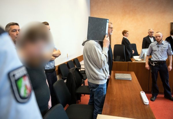 Der inzwischen verurteilte Serientäter Andreas V. (mitte) beim Prozess im vergangenen Jahr. Das Landgericht Detmold verurteilte den Dauercamper aus Lügde-Elbrinxen und seinen Mittäter Mario S. für die Verbrechen an 32 Kindern zu langjährigen Strafen mit anschließender Sicherungsverwahrung. - © Archivfoto: DPA/Bernd Tissen