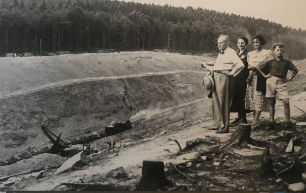 Ausflügler begutachten 1938 den Bau einer Schneise für die Autobahn 2 zwischen dem Salzufler Obernberg (im Hintergrund) und dem Stuckenberg in Herford. Sollte die neue ICE-Trasse mit einem Tunnel durch den Obernberg getrieben werden, dürfte es wieder eine Großbaustelle in dem Bereich geben. - © Sammlung Prüßner-Claus