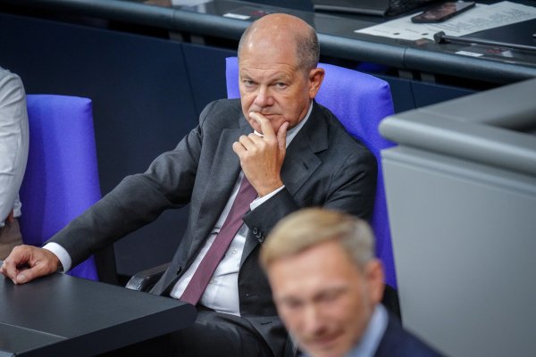Bundeskanzler Olaf Scholz (SPD) wirft einen kritischen Blick auf Finanzminister Christian Lindner (FDP): Werden sich die beiden noch einig? - © picture alliance/dpa