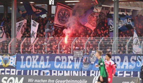 Arminia Bielefeld muss erneut eine Strafe für das Fehlverhalten der eigenen Anhänger zahlen. - © Oliver Krato