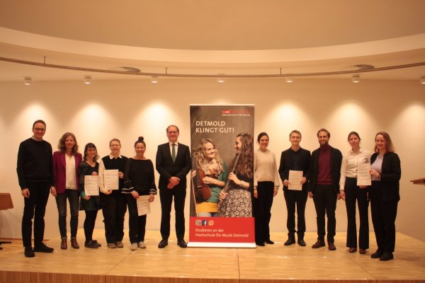 Prof. Dr. Aristotelis Hadjakos, Jelka Lüders, Carolin Franke (2. Preis), Cornelia Zöhrer (2. Preis), Claudia Riedl, Rektor Prof. Dr. Thomas Grosse, Ute Welscher (VAN-Magazin), Noah Keucher, Sebastian Huber (1. Preis), Miriam Palm, Carmen Habbe (nicht im Bild: Matthias Carl, Prof. Katharina Höhne-Grotheer, Lorenz Wehmeier). - © HfM Detmold/Plettenberg
