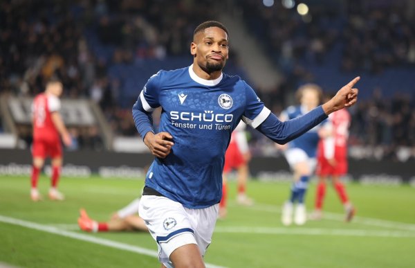 Isaiah Young bejubelt sein Führungstor gegen Viktoria Köln. - © Oliver Krato