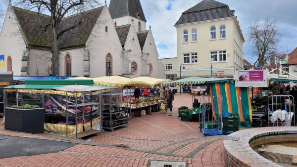 Der Lagenser Wochemarkt sucht sich am Freitag, 25. Oktober, ein neues Plätzchen - und eine Woche später einen anderen Wochentag. - © Archivfoto: Astrid Sewing