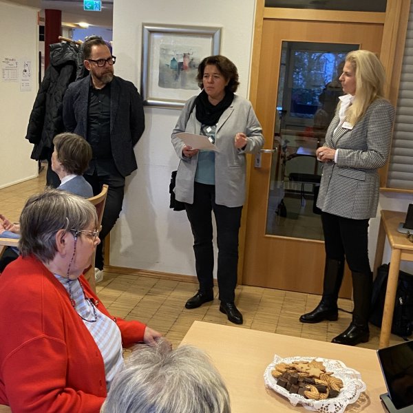 Der Hausleiter des Altenzentrums Bethesda, Markus Bartsch-Mertens (von links), CDU-Bundestagsabgeordnete Kerstin Vieregge und Iris Ückermann vom Beirat des Fördervereins der Stiftung Bethesda freuen sich über die neue technische Ausstattung im Café. - © Iris Ückermann