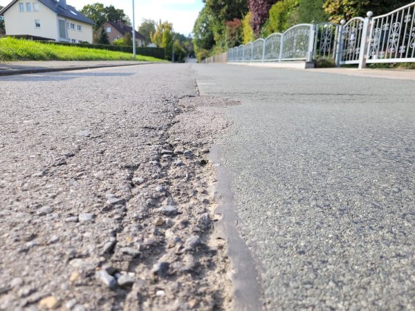 Die Eschenbredestraße ist mehrfach ausgebessert worden, die schlimmsten Schlaglöcher sind beseitigt. Im Straßenausbauprogramm steht sie in dem Teilbereich mit einer Punktzahl von 39 - es gibt andernorts Straßen in deutlich schlechterem Zustand. - © Astrid Sewing