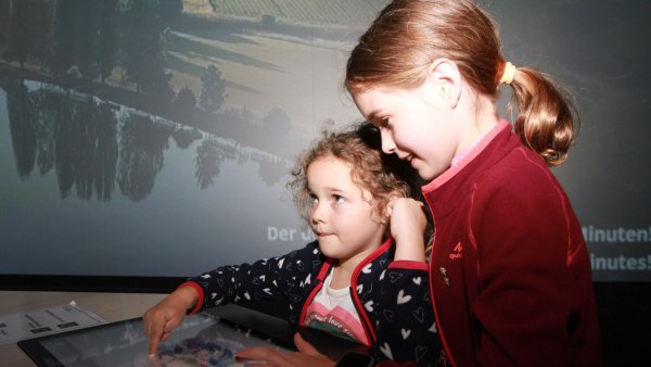 Fiona und Helena aus Schloss Holte probieren den Globus aus – der kann den Mond, die Meere, die Erde darstellen, informiert übe soziale, wirtschaftliche, ökologische Themen, je nach Interesse der Besucher. - © Martin Hostert