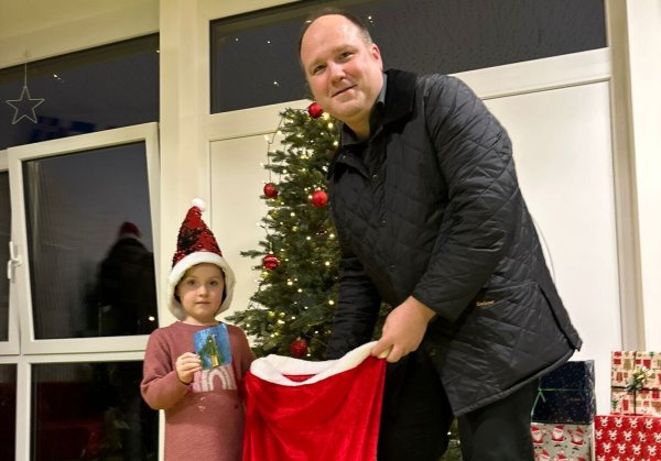 Bürgermeister Christoph Dolle nimmt die gebastelte Geschenken der Kinder entgegen, die den Senioren Freude machen sollen. - © Stadt Blomberg