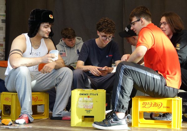 Verlierer der Gesellschaft unter sich: Emirhan Altan als Satin, Karl Klöpping (hinten) als Bubnow, Celal Ünal als Kleschtsch, Mike Hense als Baron und Simon Friedrich (von links) beim Kartenspielen. - © Axel Bürger