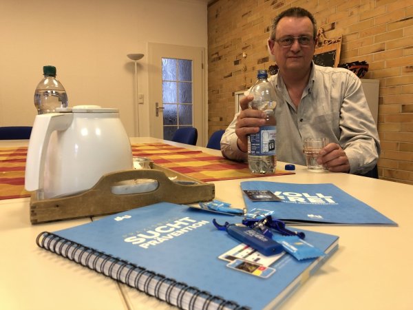 Thorsten Wültner ist selbst trockener Alkoholiker und kennt das Poblem mit dem Desinfektionsmittel. - © Sven Kienscherf
