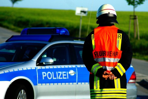 Mehrere Rettungswagen und Feuerwehrfahrzeuge sind zur Einsatzstelle auf der A2 geeilt. - © Symbolbild: Pixabay