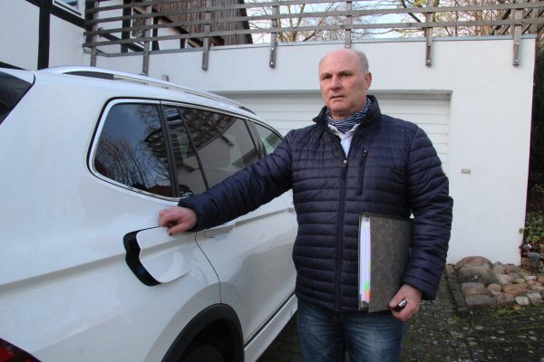 Nach einer Reparatur wurde die Tankklappe nicht richtig eingebaut und kratzt jetzt über den Lack. Einer von vielen Mängeln, die Wolfgang Schober in einem stetig dicker werdenden Aktenordner dokumentiert hat. - © Dieter Asbrock