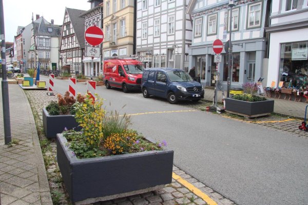 Die Blumenkästen sind nicht mehr knall grün, sondern zwischenzeitlich grau gestrichen worden. - © Jana Beckmann