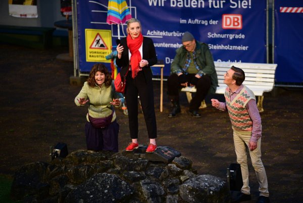 Mit der Bahnhofs-Komödie „Es fährt kein Zug nach Irgendwo" von Winnie Abel startet die Freilichtbühne Bellenberg in die Saison. - © Nicole Ellerbrake