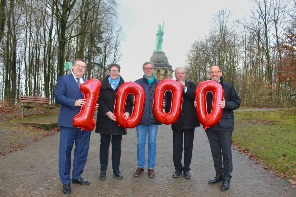 Dr. Axel Lehmann (Vorsitzender des Stiftungsrates) und Dr. A. Heinrike Heil (Geschäftsführerin Stiftung Standortsicherung) übergeben symbolisch die 1000. Projektförderung an Direktor Dr. Michael Zelle, Dr. Stephan Berke (beide Lippisches Landesmuseum) und Jörg Düning-Gast (Vorsteher Landesverbandes Lippe, von links). - © Christina-Carolin Rempe/ Stiftung Standortsicherung