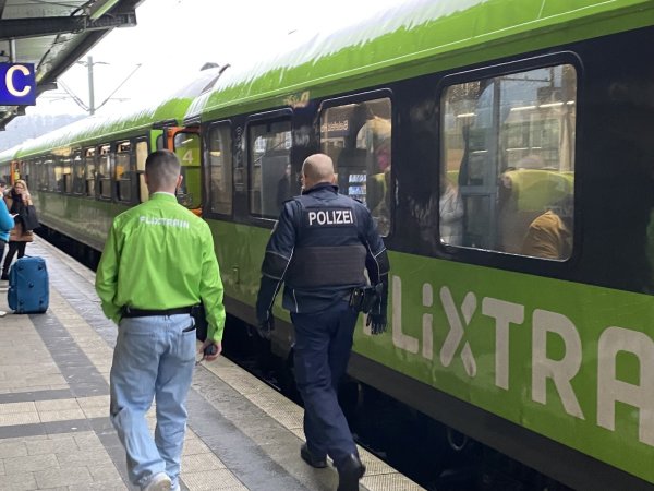 Mitarbeiter des privaten Bahnunternehmens Flixtrain haben in Bielefeld am Streik-Freitag einen Zug von der Polizei räumen lassen. - © Martin Krause