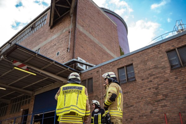 Auch am Dienstag sind noch Feuerwehrleute auf dem Gelände der Zuckerfabrik im Einsatz. - © FreitagTV/Stock
