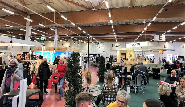 Die Messe „Shopping hoch 2" hat zur Premiere im vergangenen Jahr rund 3000 Besucherinnen und Besucher angelockt. In der Halle 21 wird es auch dieses Mal wieder viele Sitzgelegenheiten zum Verweilen geben. - © Messe OWL
