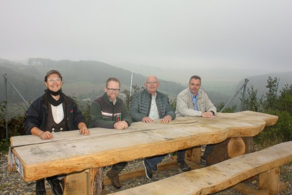 Freuen sich über die neue Rastmöglichkeit auf dem Kinderknapp (von links): Erbauer Sebastian Kiss (Firma "HolzHandWerk" Extertal), Förster Thomas Fritzemeier, Heinz-Gerhard Nölting (Mitglied des Kirchenvorstands) sowie Jürgen Ewers (Vorsitzender des Kirchenvorstands). - © Ev.-ref. Kirchengemeinde Bösingfeld