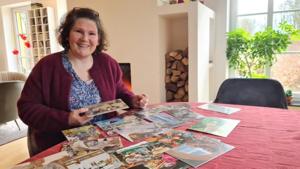 Viele bunte Bilder: Andrea Soujon hat nicht nur für sich viele Soul-Collagen angefertigt: Sie möchte diese Technik auch an andere weitergeben. - © Marianne Schwarzer