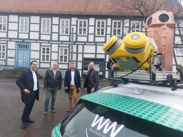 Bürgermeister Torben Blome (von links), Bauamtsleiter Gregor Günnewich, Daniel Eling und Kevin Stratmann (beide Westfalen Weser) schauen sich das Fahrzeug an, mit dem die Bilder aufgenommen werden. - © Michaela Weiße
