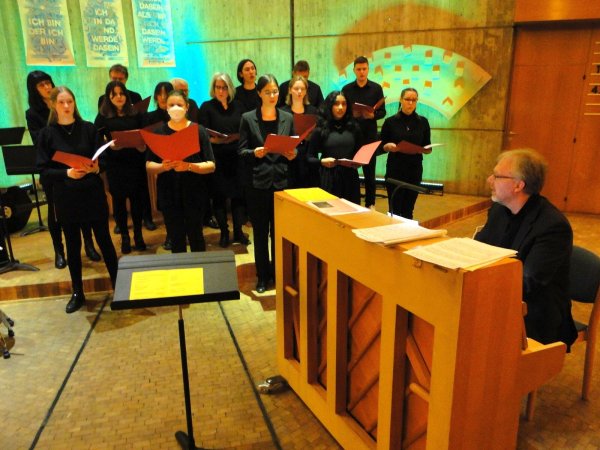 Der "Chor II" steuerte den vokalen Akzent zum Weihnachtskonzert des Stadtgymnasiums in der Versöhnungskirche bei. (Foto: Hajo Gärtner) - © Hajo Gärtner