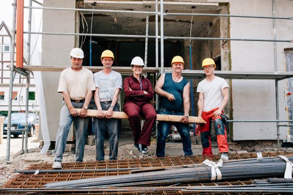 Frau Doktor vom Bau: Manuela Kramp hat sich ganz schön durchbeißen müssen, um sich als Bauleiterin Respekt zu verschaffen. Doch Kämpfen ist sie gewohnt, wie sie sagt. - © Photographer: Willie Kers