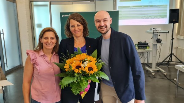 Die beiden Sprecher der lippischen Grünen, Wiebke Kopsieker (links) und Nik Riesmeier, gratulieren der Grünen-Spitzenkandidatin Inga Loke. - © Marianne Schwarzer