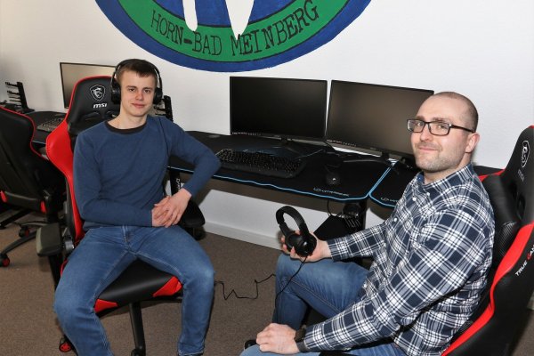 Jan Lippemeier (links) und Christian Klute nehmen schon mal im neuen Stuhl und vor den neuen PC Platz. - © Oliver König