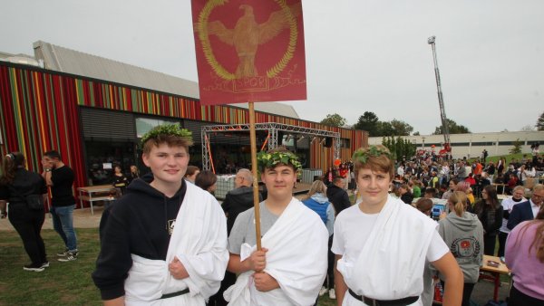 Besuch aus Rom: Beim Schulfest des Barntruper Gymnasiums ist auch eine Delegation aus der antiken Hauptstadt der Welt zu Gast - alias Tizian Luca Köhnke (von links), Ole Sasse und Johann Schweppe aus der Jahrgangsstufe 10, die dafür werben, Latein zu lernen. - © Jens Rademacher