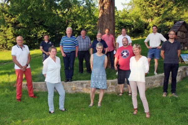 Die Kalletaler SPD-Kandidaten: (von links) Dieter Hartwig, Dirk Tölle, Christine Heidsiek, Dirk Rügge, Wilfried Gerkensmeier, Manfred Rehse, Cornelia Rehse, Andreas Sandmann, Marc Schumacher, Stephan Pollmann, Vera Johanning, Jonathan Wenzel und Simon Prüssner. Es fehlen: Malte Gerke, Heinrich Wischnewski, Knut Vauth. - © Reiner Toppmöller
