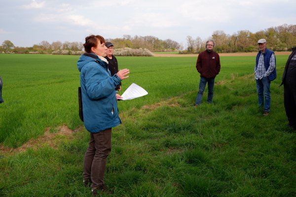 Margarete Wißmann erläutert den Ausschussmitgliedern die Besonderheiten des Naturschutzgebietes. - © Lorraine Brinkmann